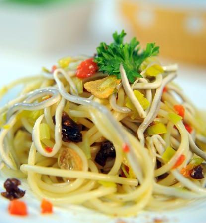 Espaguetis con Anguriñas y Vinagreta de Verduras