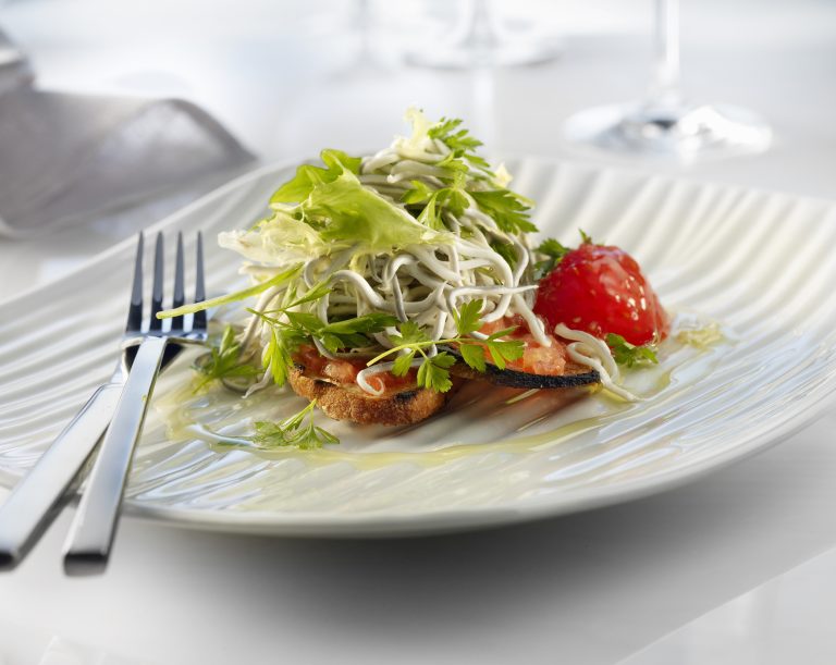 Tostadas de Pan con Tomate y Ensalada de Anguriñas