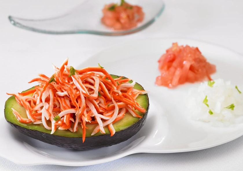 Aguacates Rellenos de Ensalada con Palitos de Mar