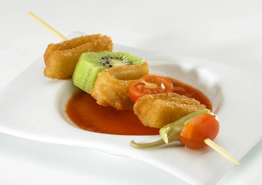 Brochetas de Rabas con Kiwi y Pimientos de Padrón