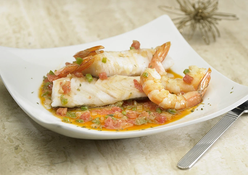 Merluza al Horno con Pimientos y Langostinos