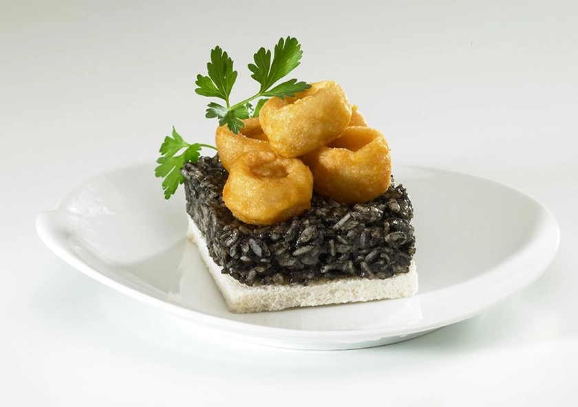 Tosta de Arroz Negro y Chopirones