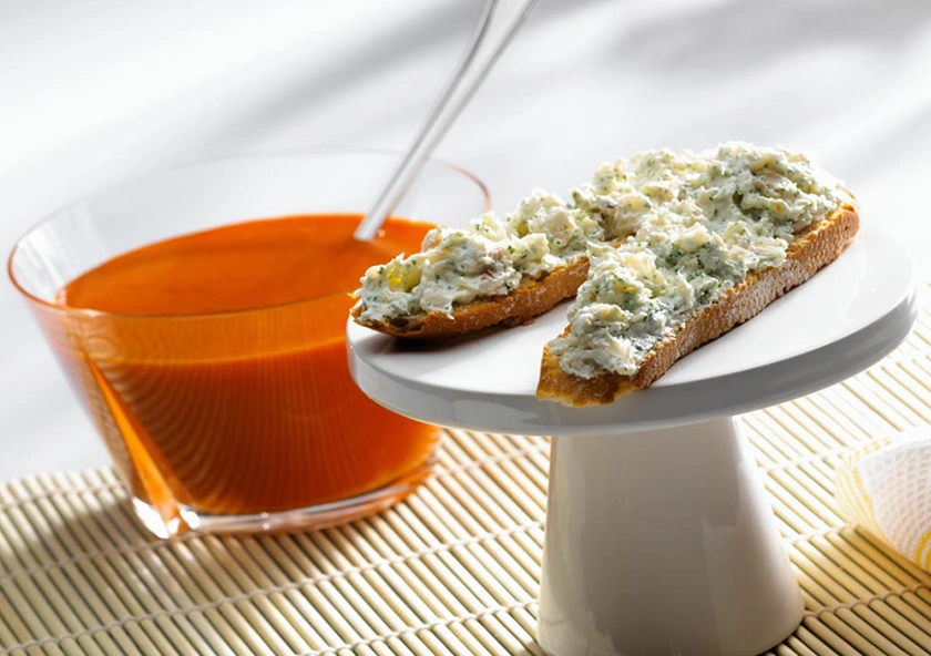 Tostadas de Merluza con Sopa de Tomate Fría