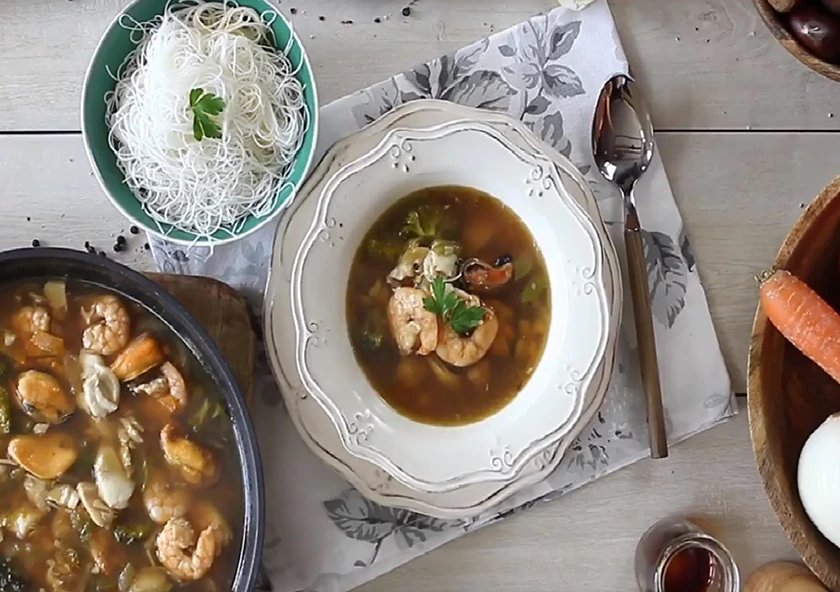 Sopa Marinera con toque Oriental