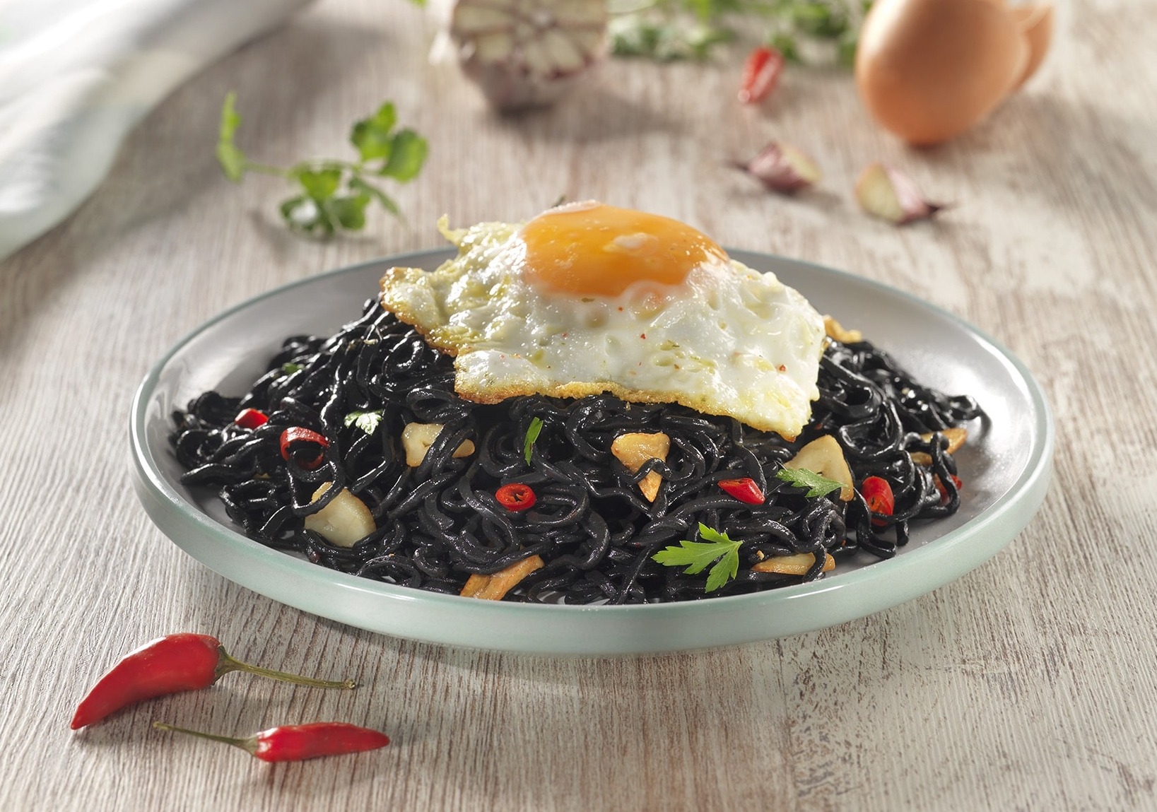 Espaguetis de Merluza con Tinta de Sepia con Huevos y Guindilla