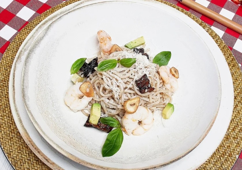 Espaguetis de Merluza al parmesano con langostinos, chips de ajo y aguacate