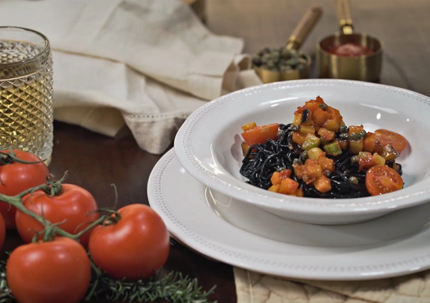 Espaguetis de Merluza con Tinta de Sepia a la Caponata