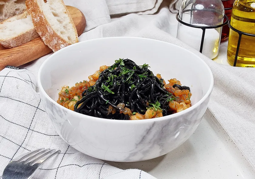 Espagueti de Merluza con Tinta de Sepia y Ragout de Calamares