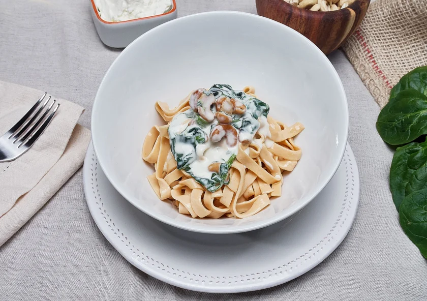 Tallarines de Salmón con Cremoso de Espinacas y Anacardos