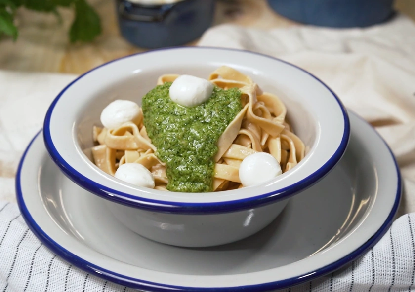 Tallarines de Salmón al Pesto con Mozzarella