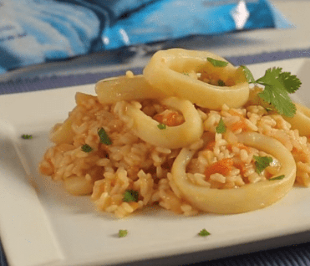 Arroz con anillas de pota al cilantro