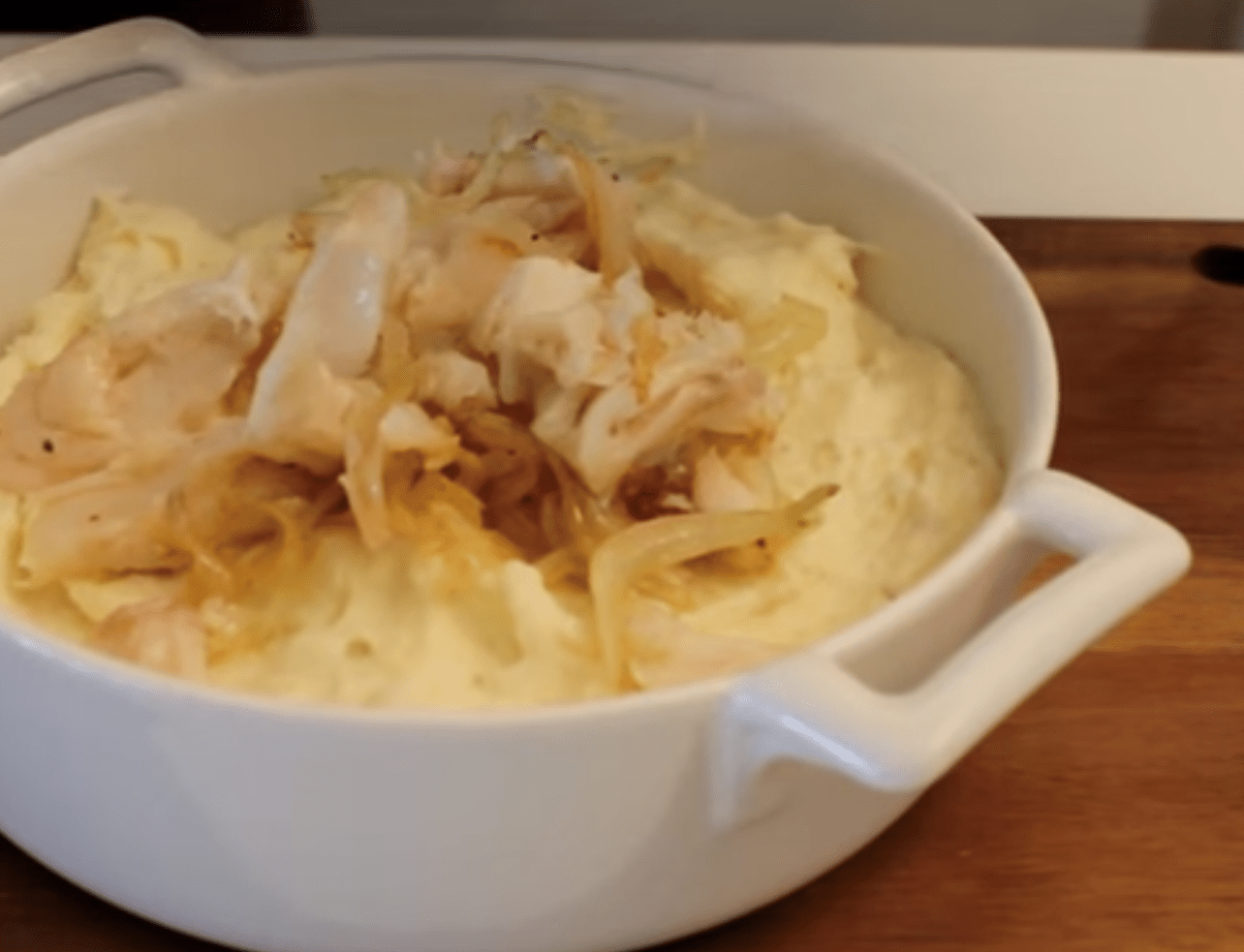 Pastel de Patata con Merluza y Pan Crujiente