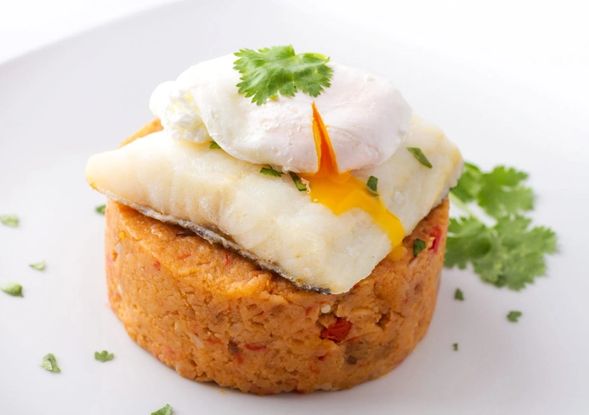 Bacalao Hervido con Huevos y Pudin de Tomate