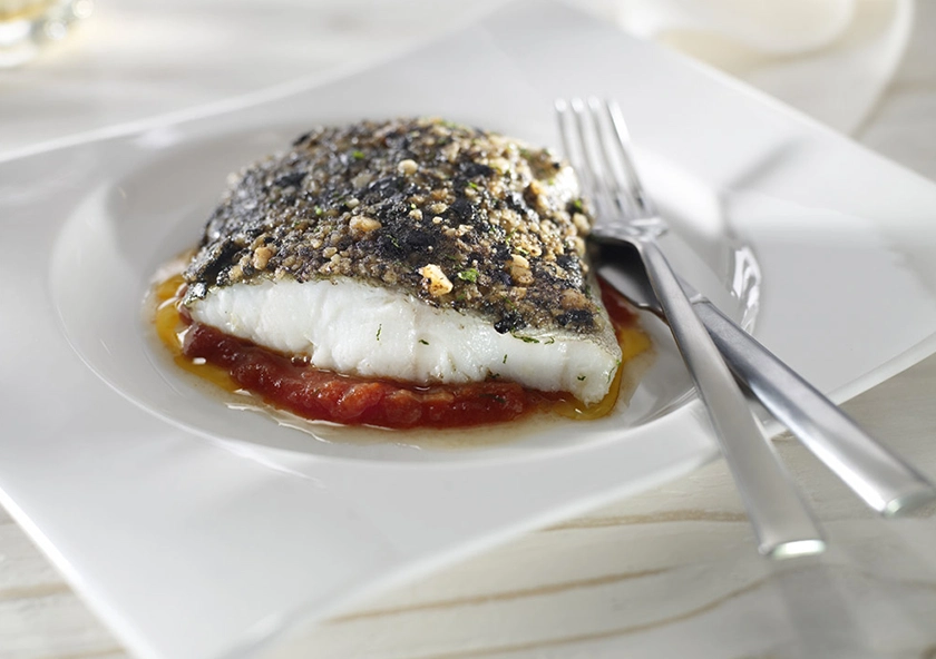 Bacalao al Horno con Tomate y Costra de Aceitunas y Piñones