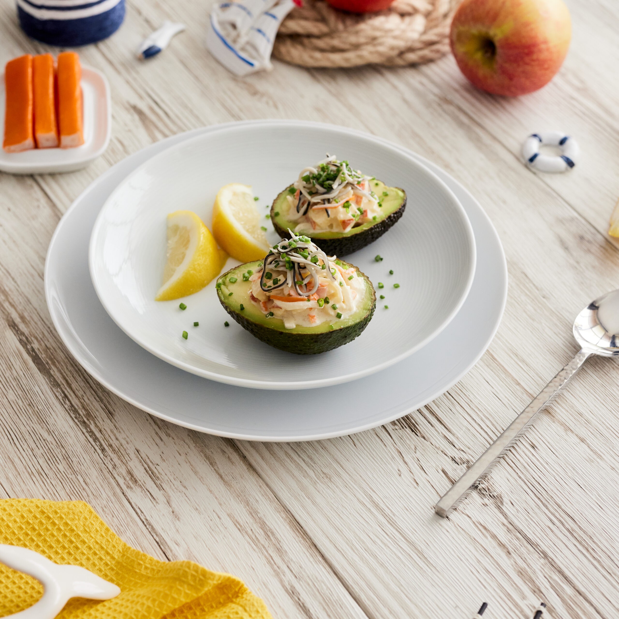 Ensalada de aguacate con palitos de mar y anguriñas
