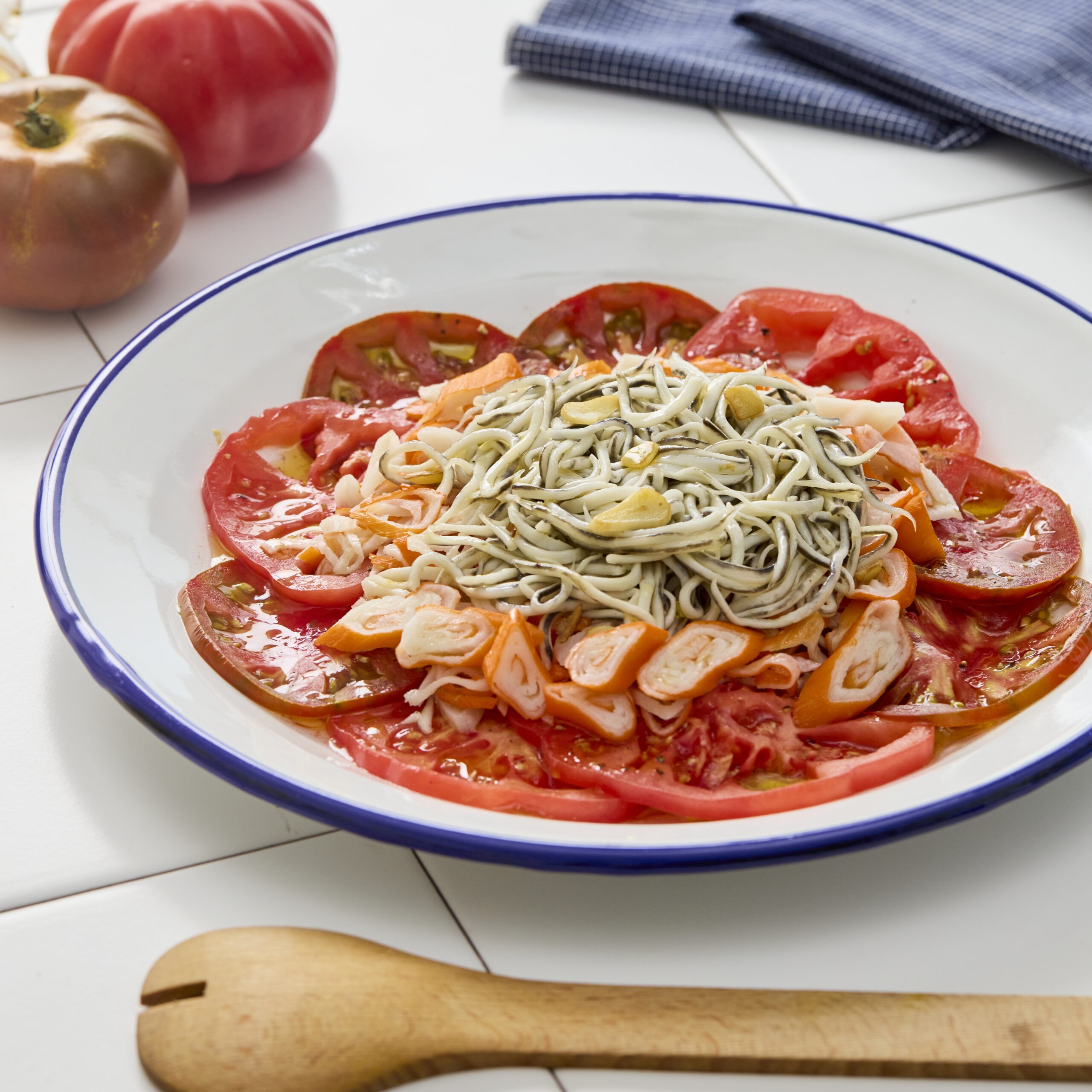 Ensalada de palitos de mar, anguriñas y tomate
