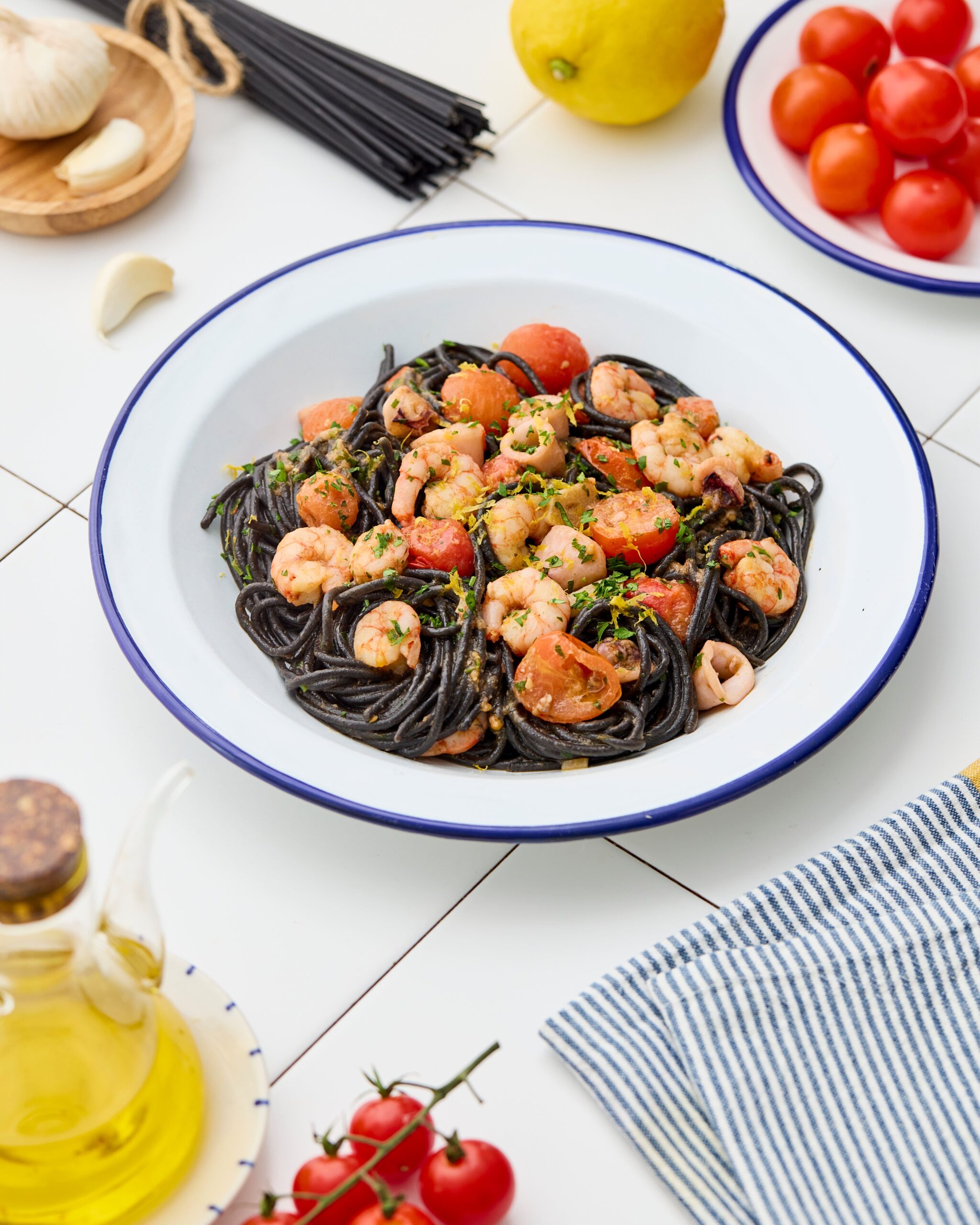 Espaguetis nero di sepia con gamba roja y calamar