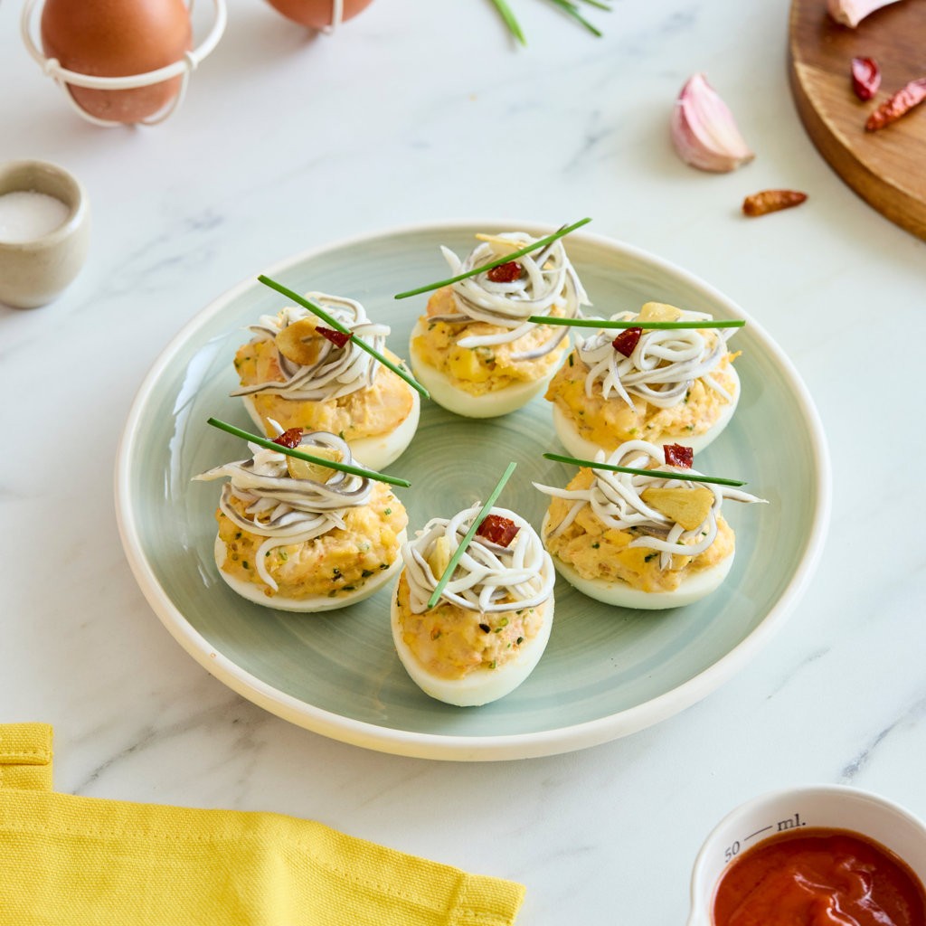 Huevos rellenos de langostinos y anguriñas