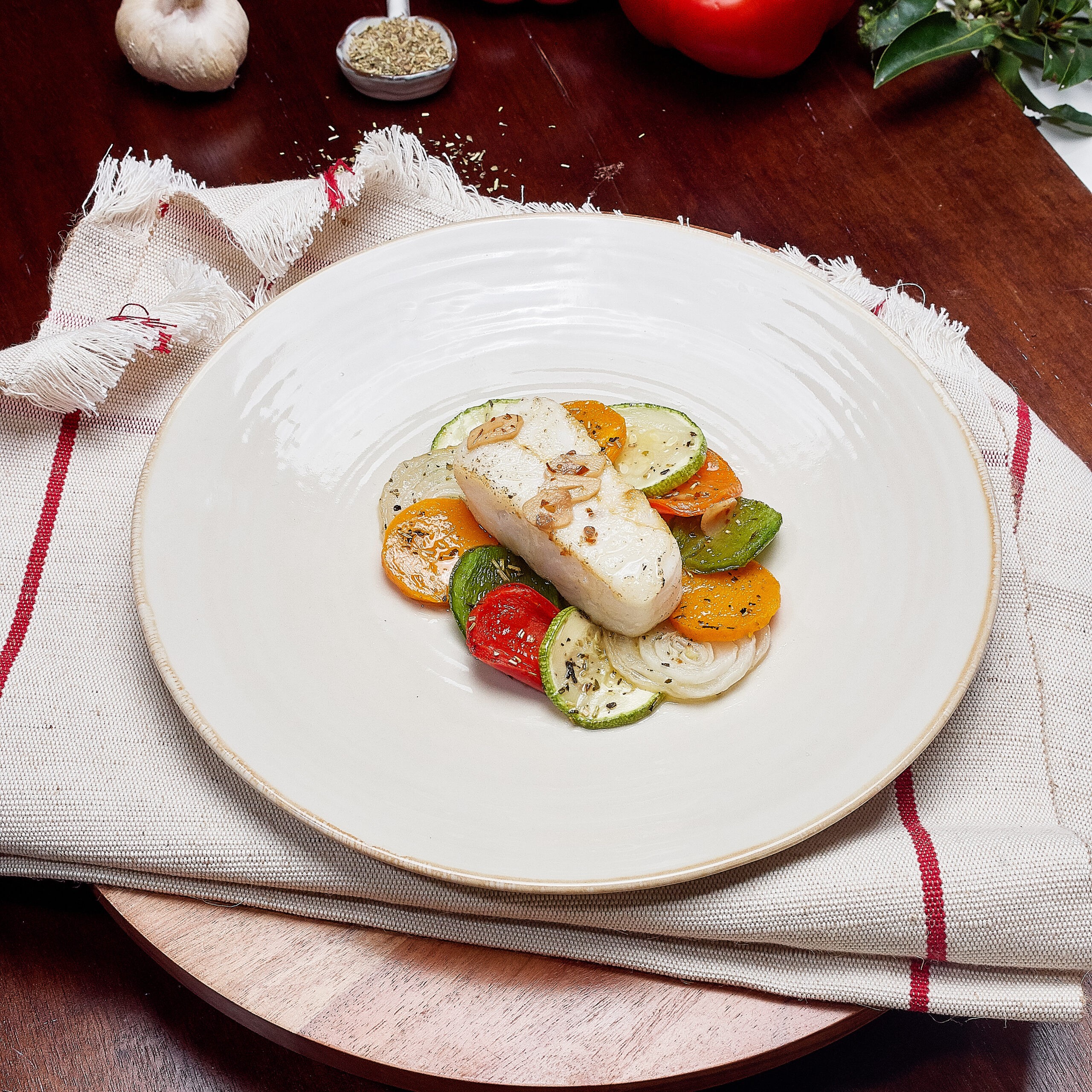 Corazones de Merluza en Ratatouille de Verduras y Refrito de Ajos