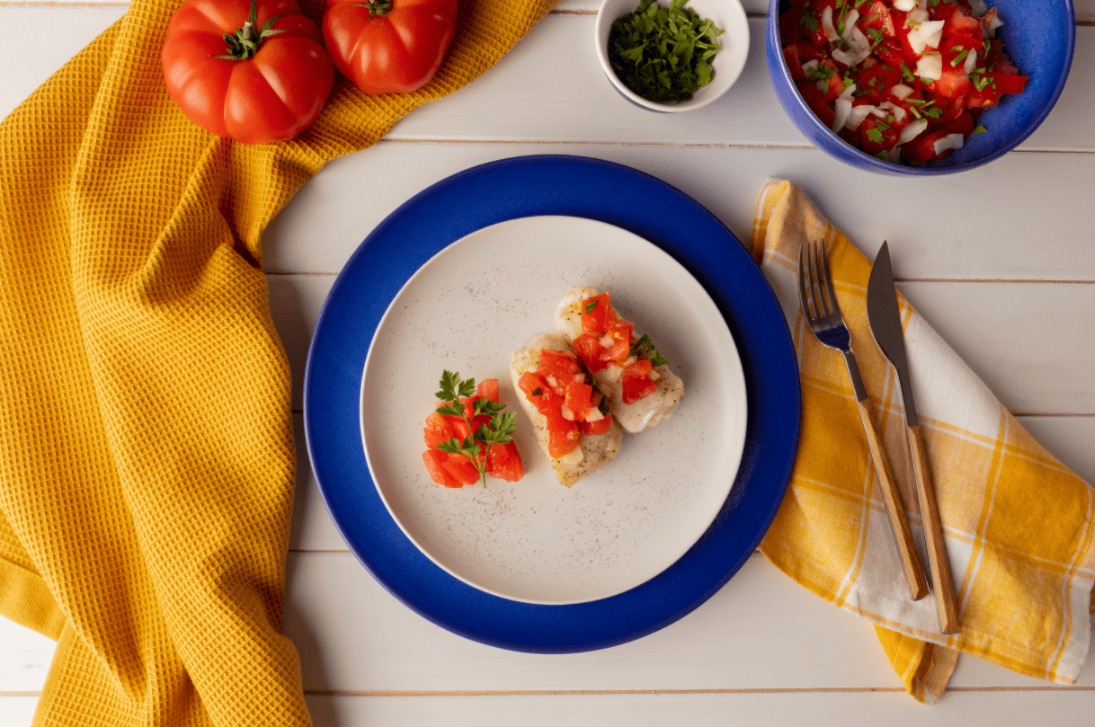 Merluza en papillote con picadillo de tomate