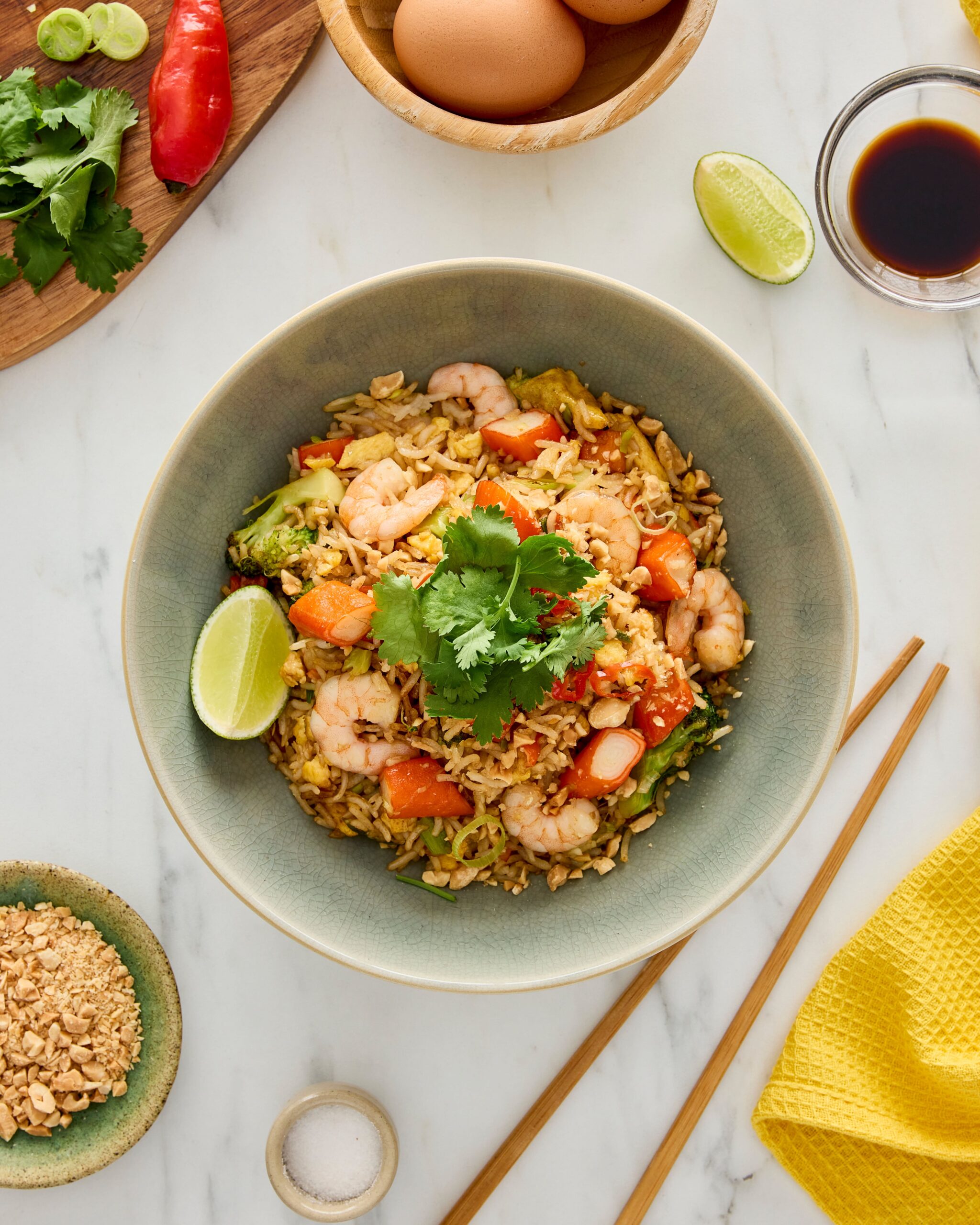 Arroz thai de langostinos, tronquitos de mar y cacahuetes