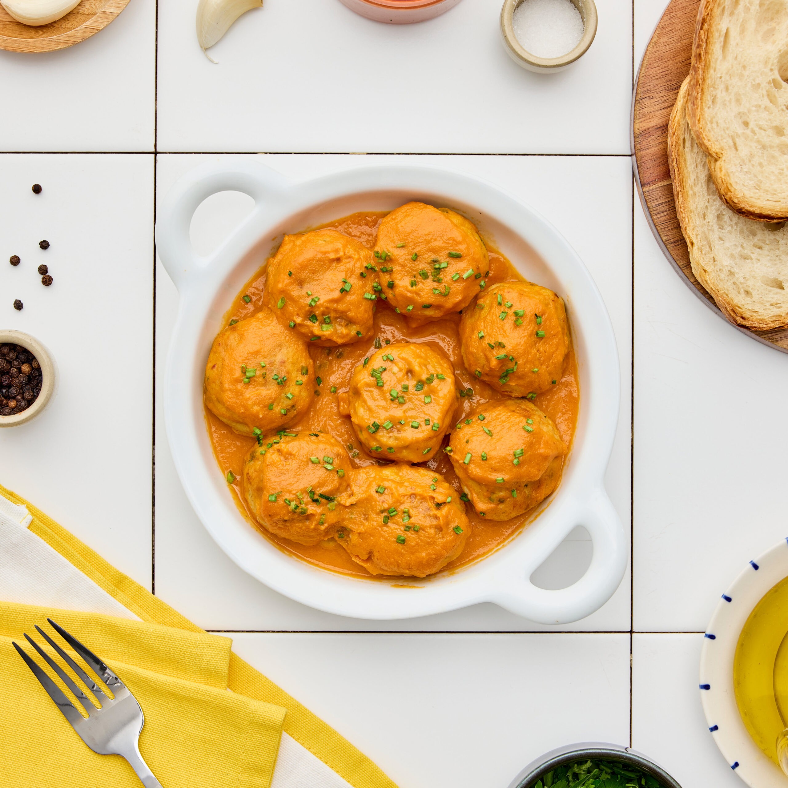 Albóndigas de merluza y gambas con salsa de tomate