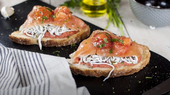 Tostadas con Tomate, Salmón Ahumado y Anguriñas