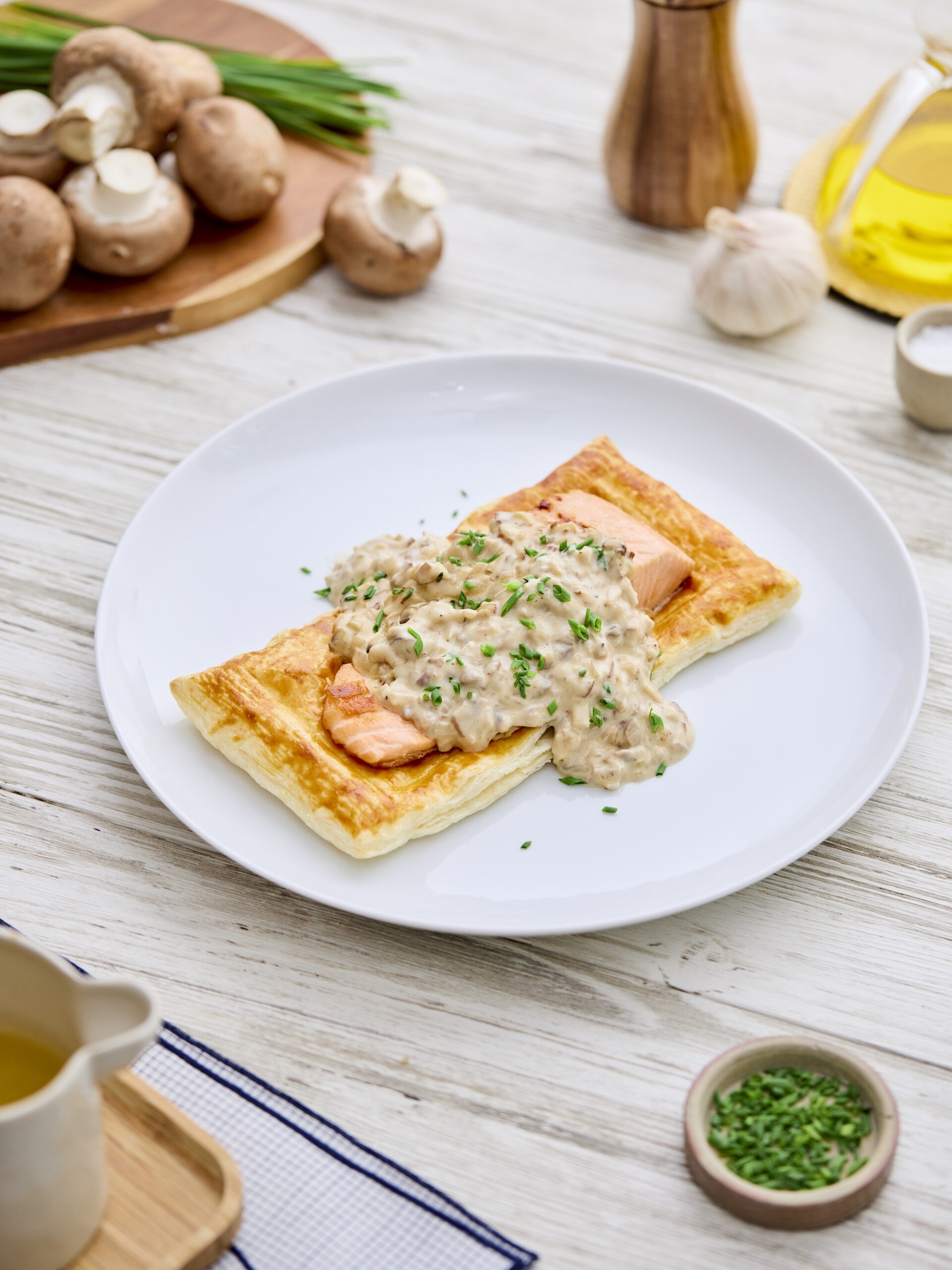 Salmón en salsa sobre base de hojaldre