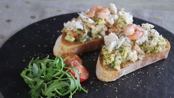 Tosta de Merluza y Langostinos