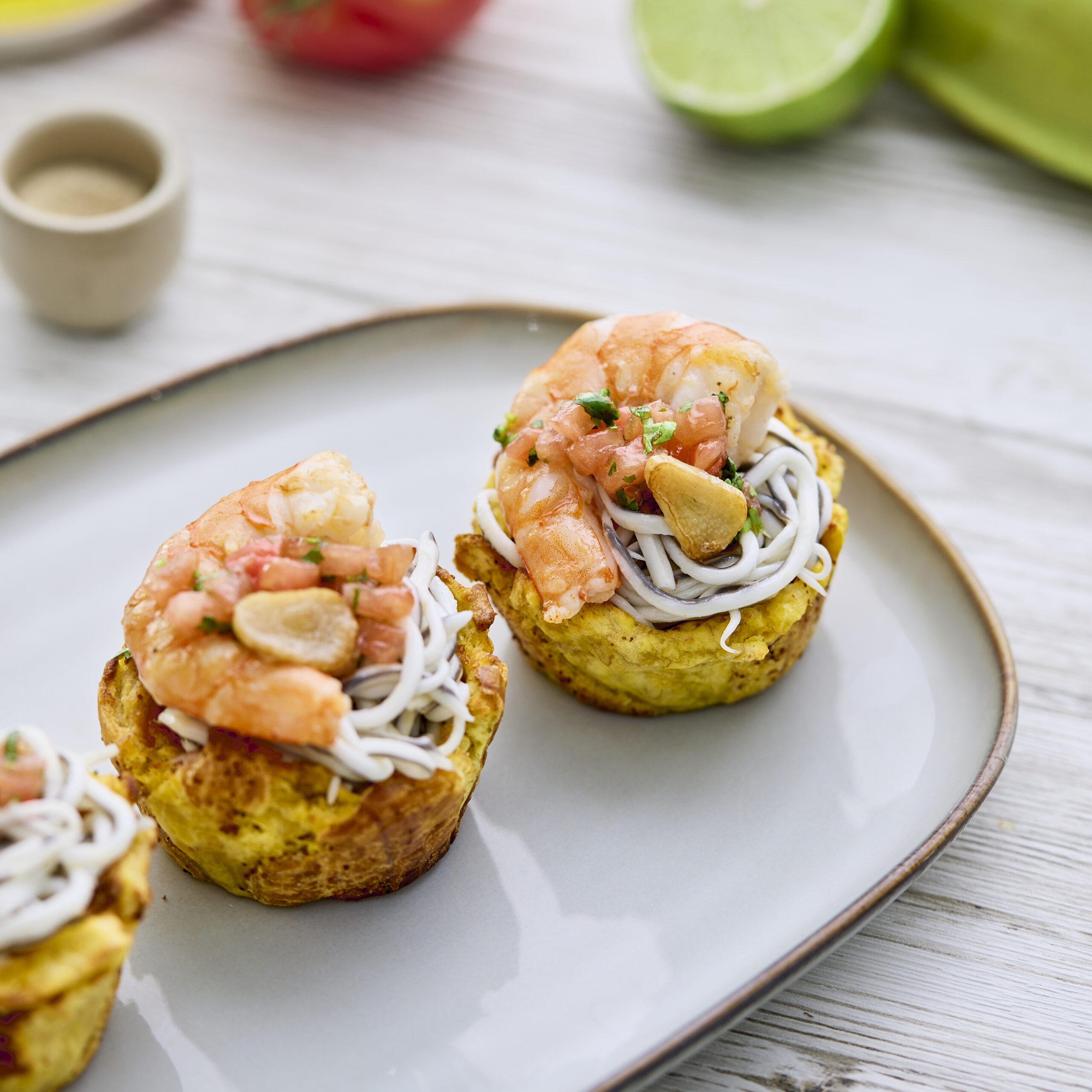 Tostones de plátano con anguriñas y langostinos