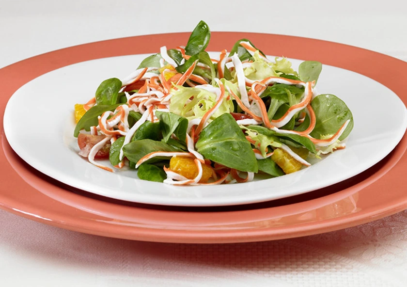 Ensalada de Palitos de Mar con Zumo de Tomate