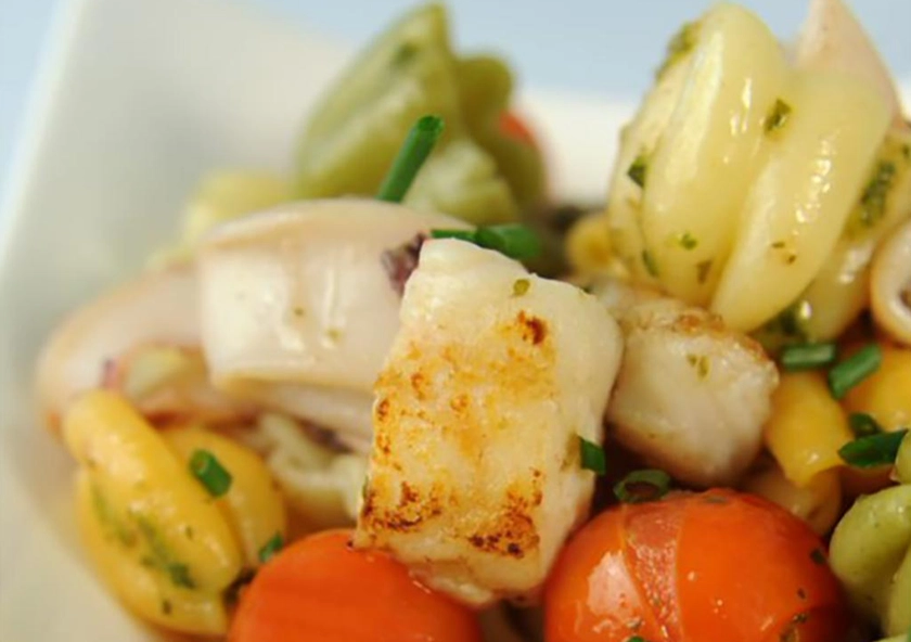 Ensalada Templada de Pasta, Merluza y Chipirones