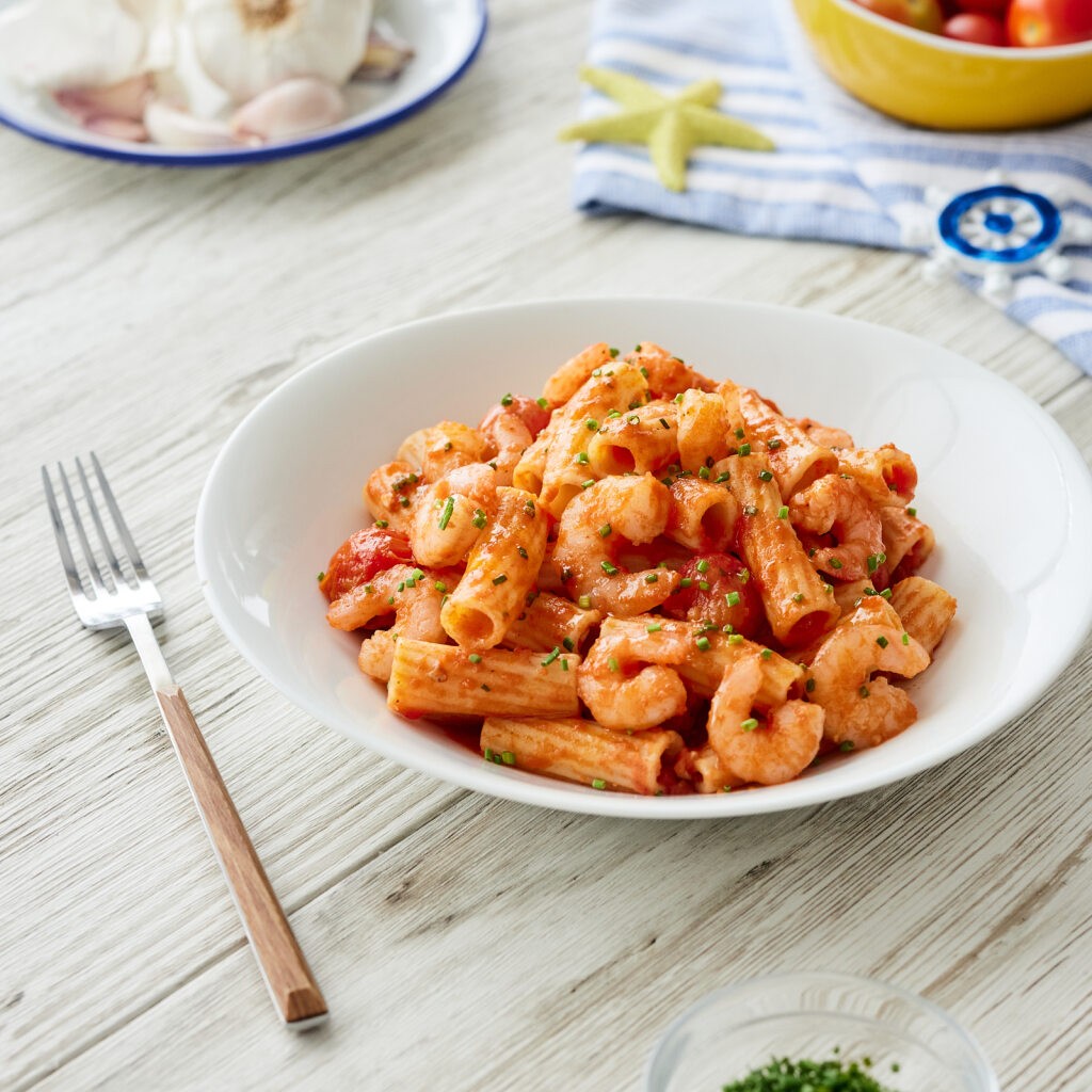 Macarrones con langostinos y tomate natural