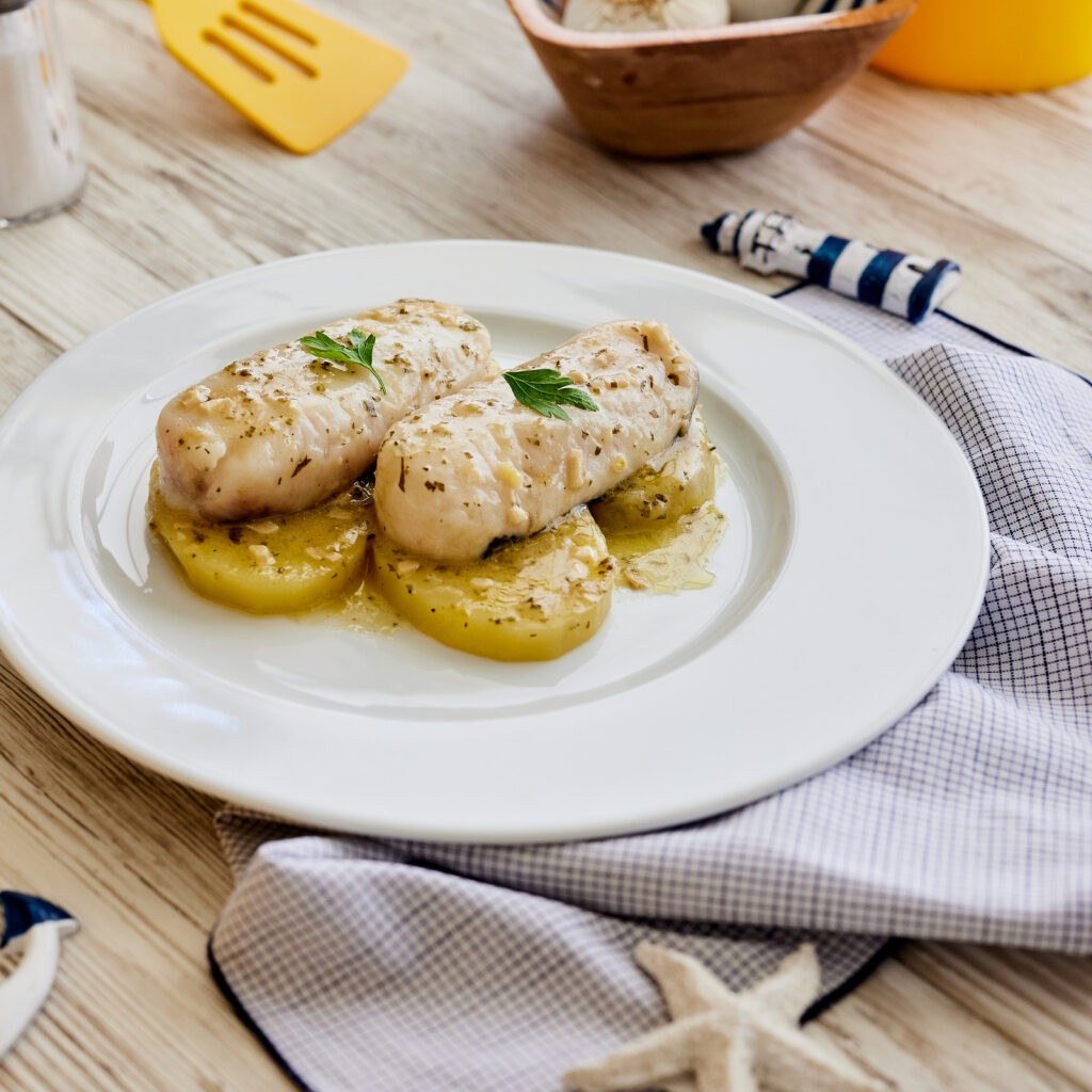 Merluza con salsa de ajo y perejil