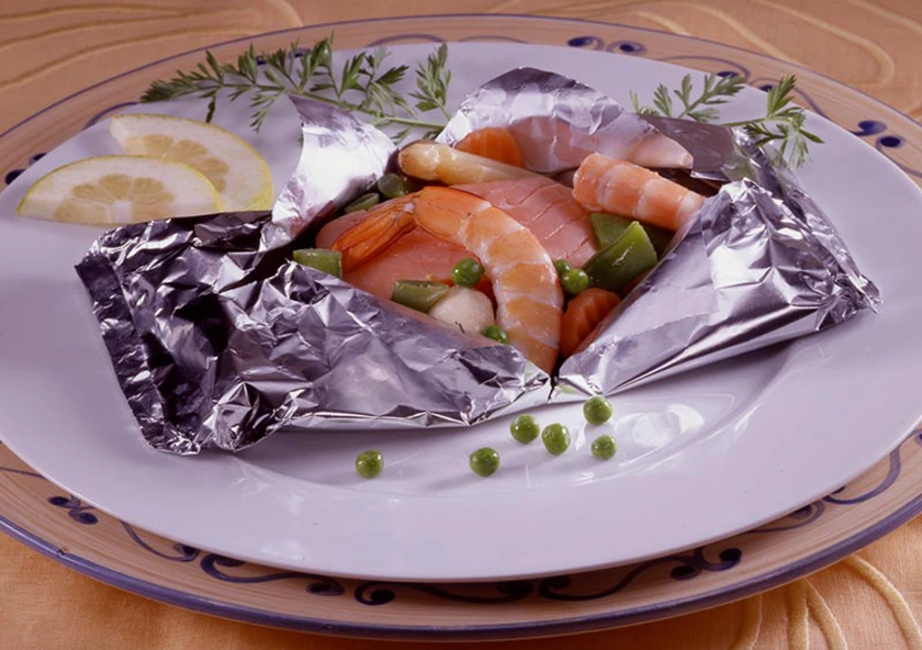 Salmón en Papillote con Langostinos y Menestra