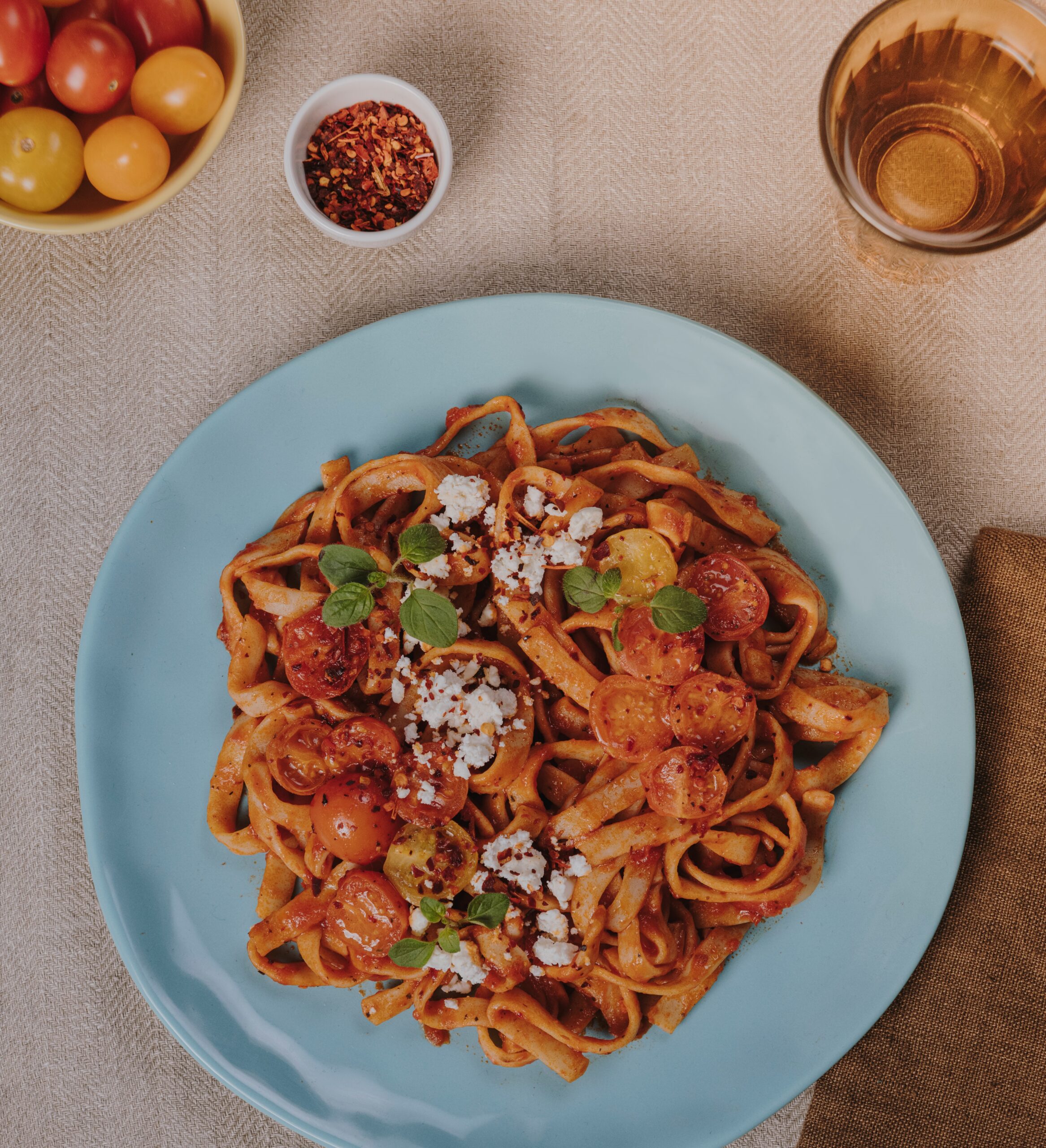 Espagueti de bacalao con tomate cherry y queso feta