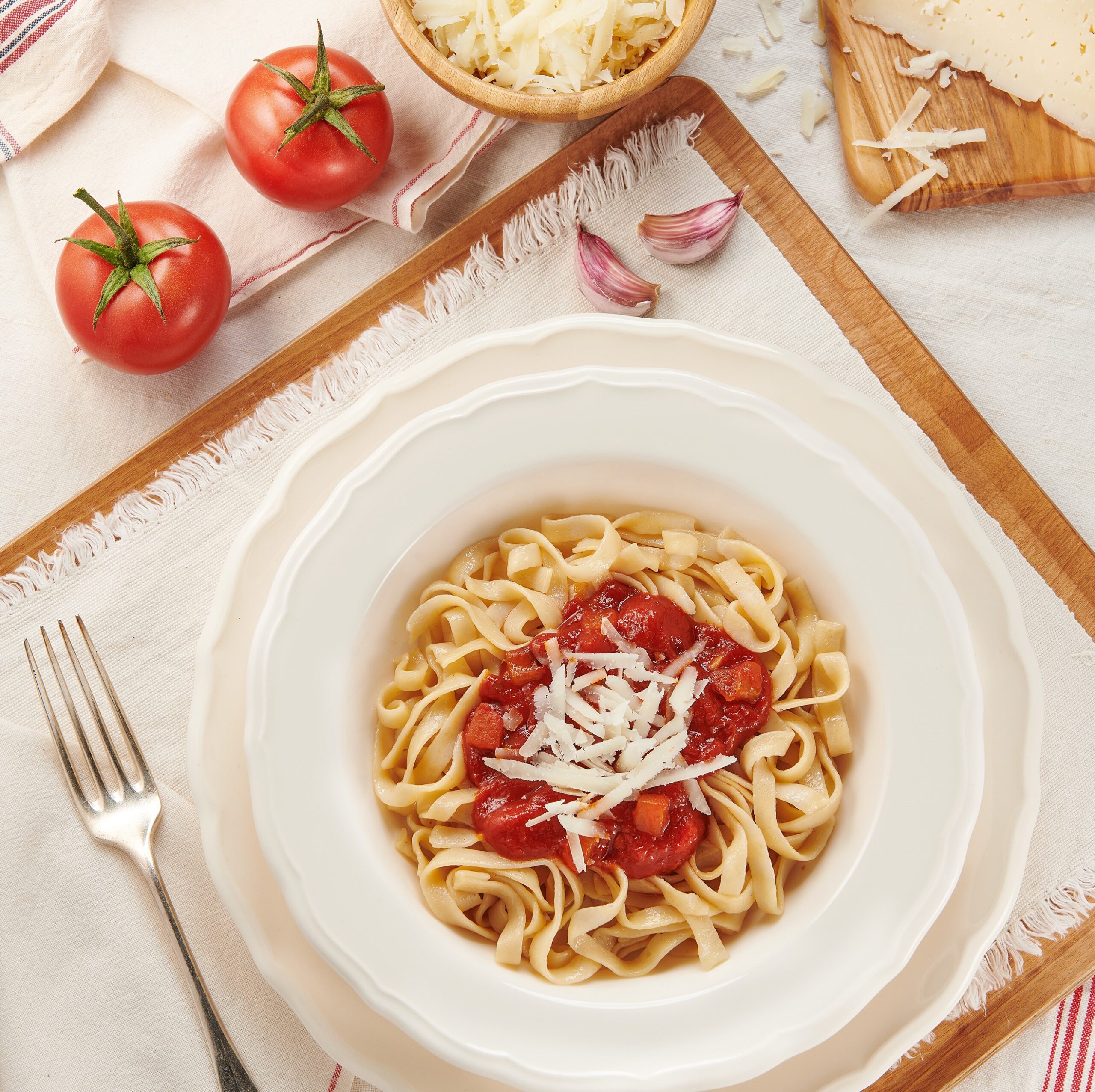 Tallarines de bacalao con salsa de tomate y queso