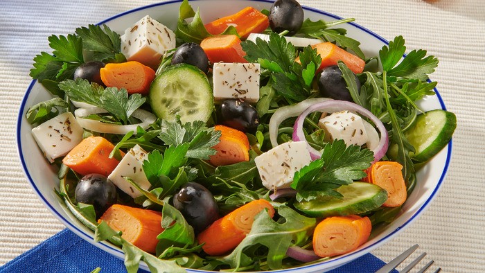 Ensalada griega con Delicias de Salmón