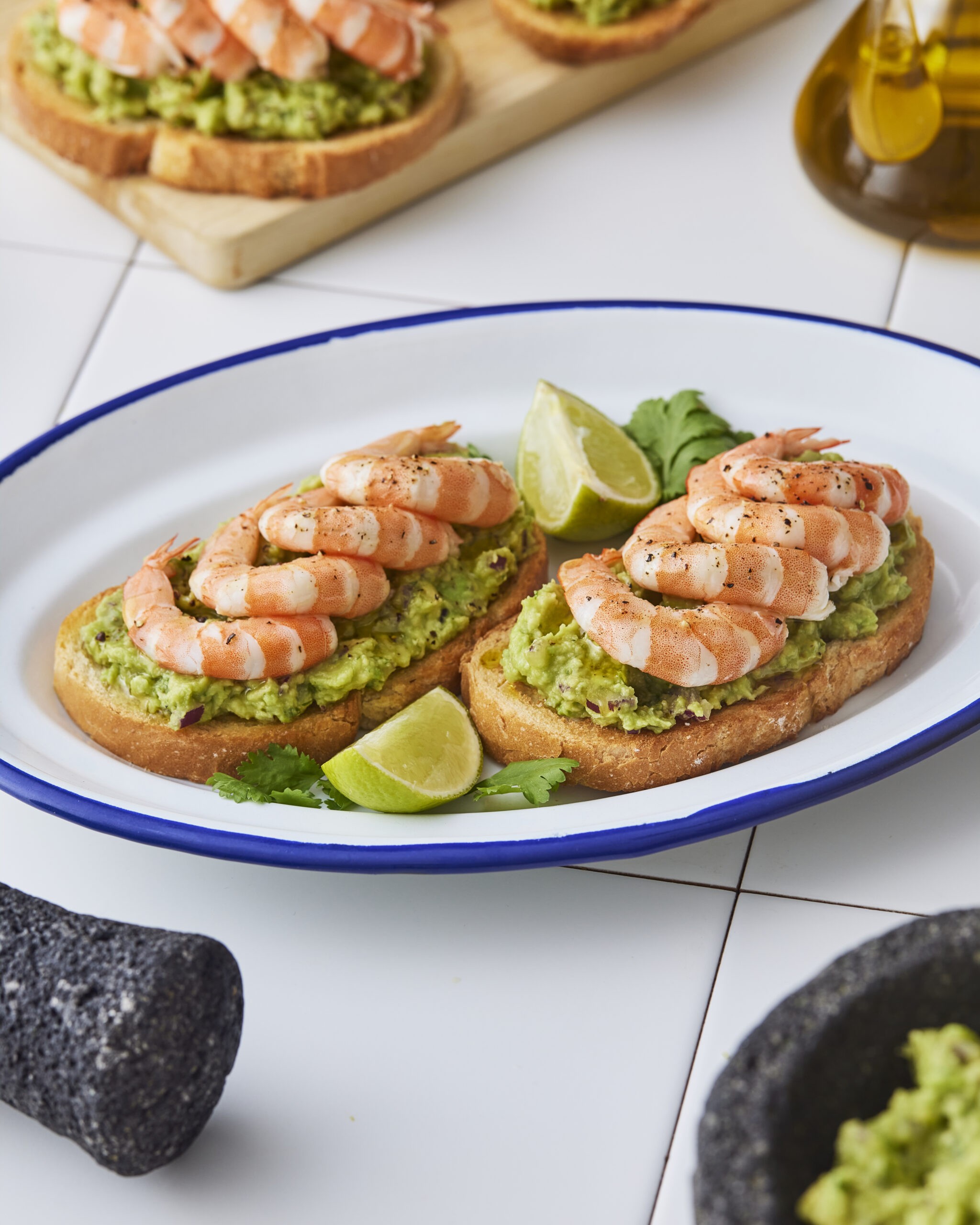 Tostas de langostinos con guacamole