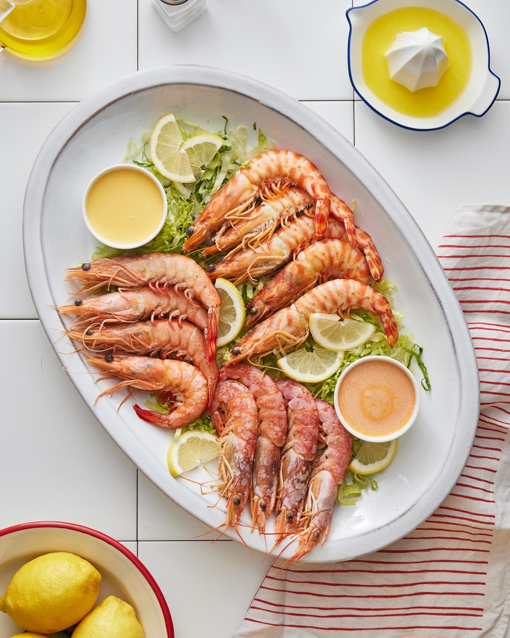 Mariscada cocida con dos salsas