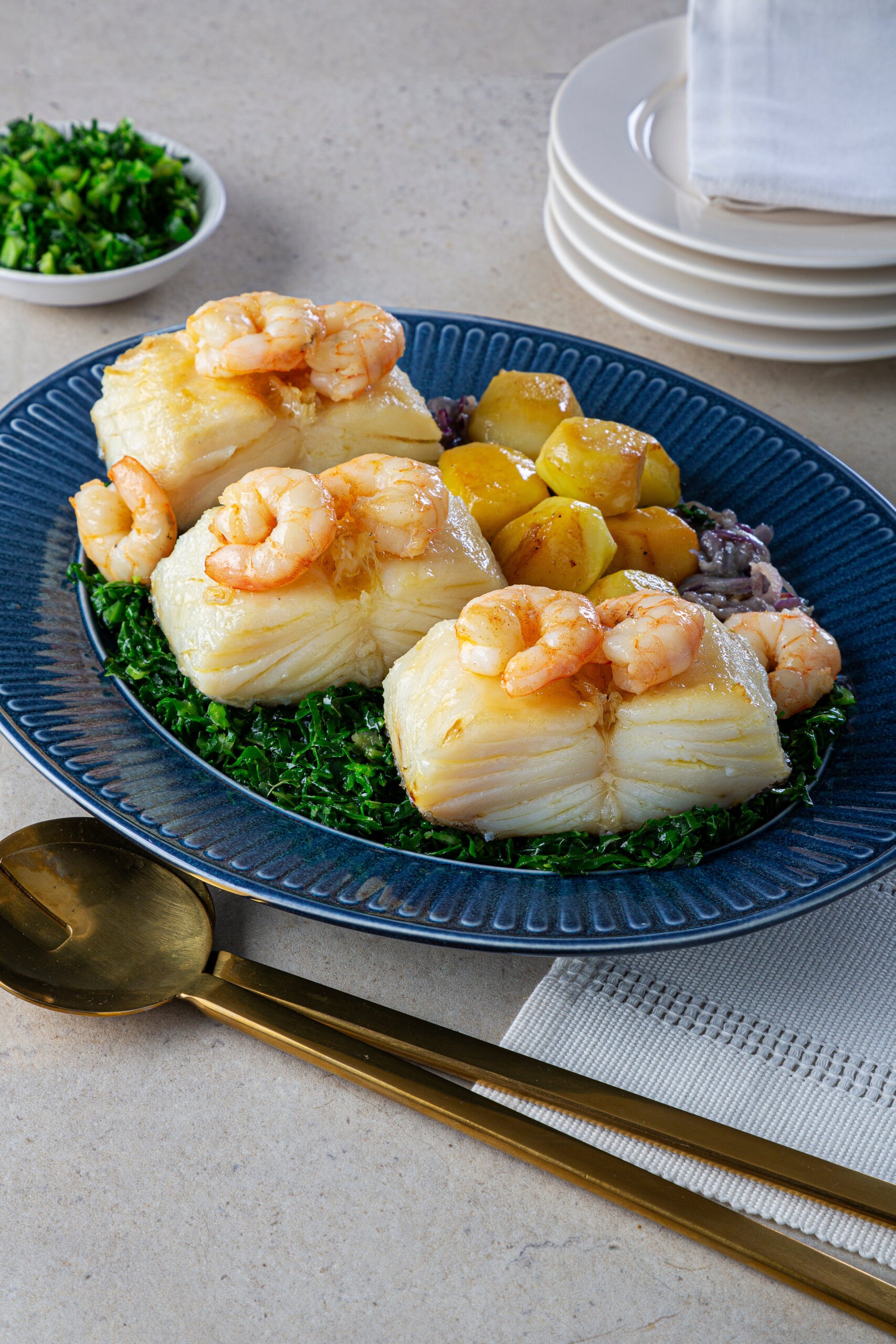 Bacalao a la portuguesa con langostinos