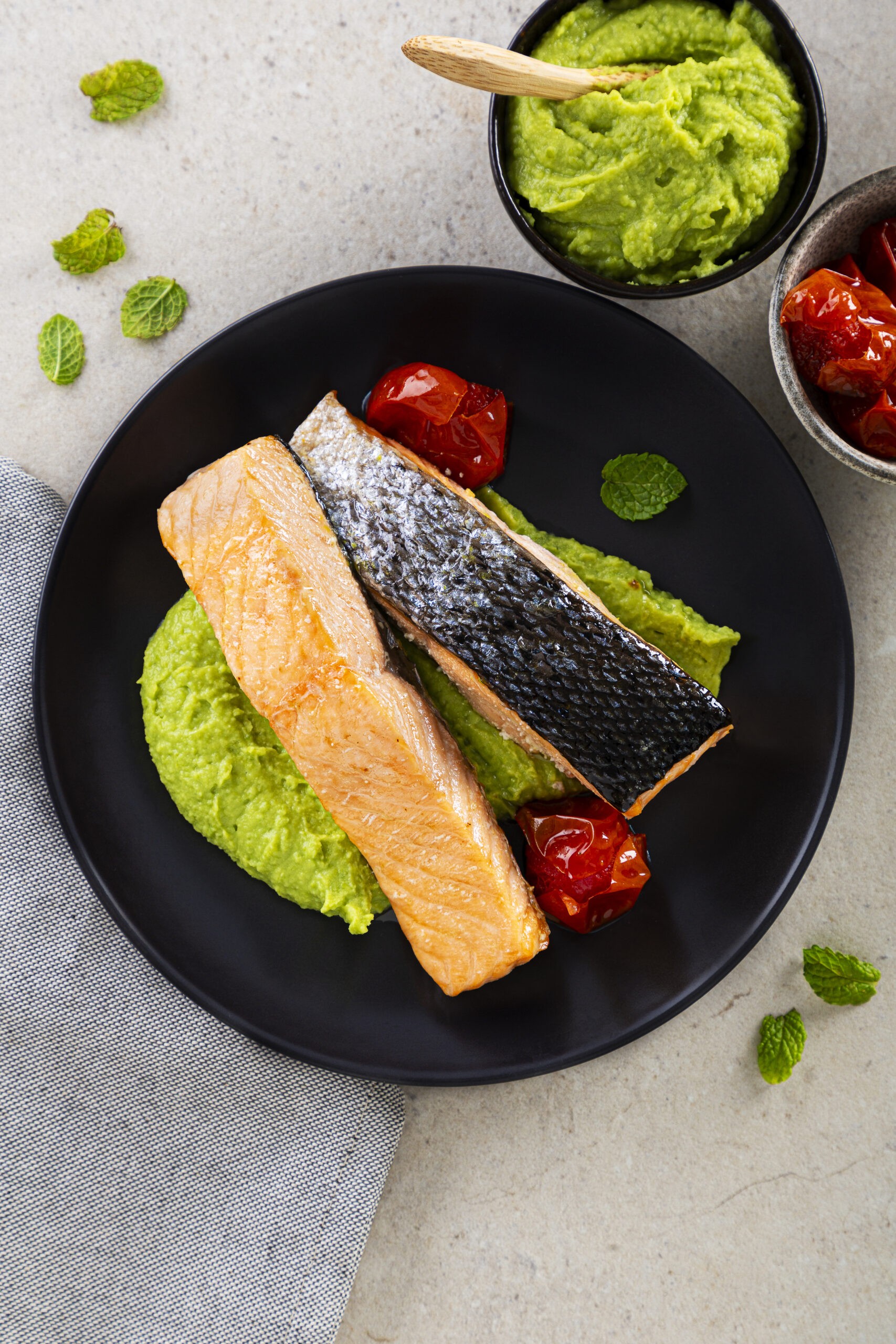 Salmón con puré de guisantes