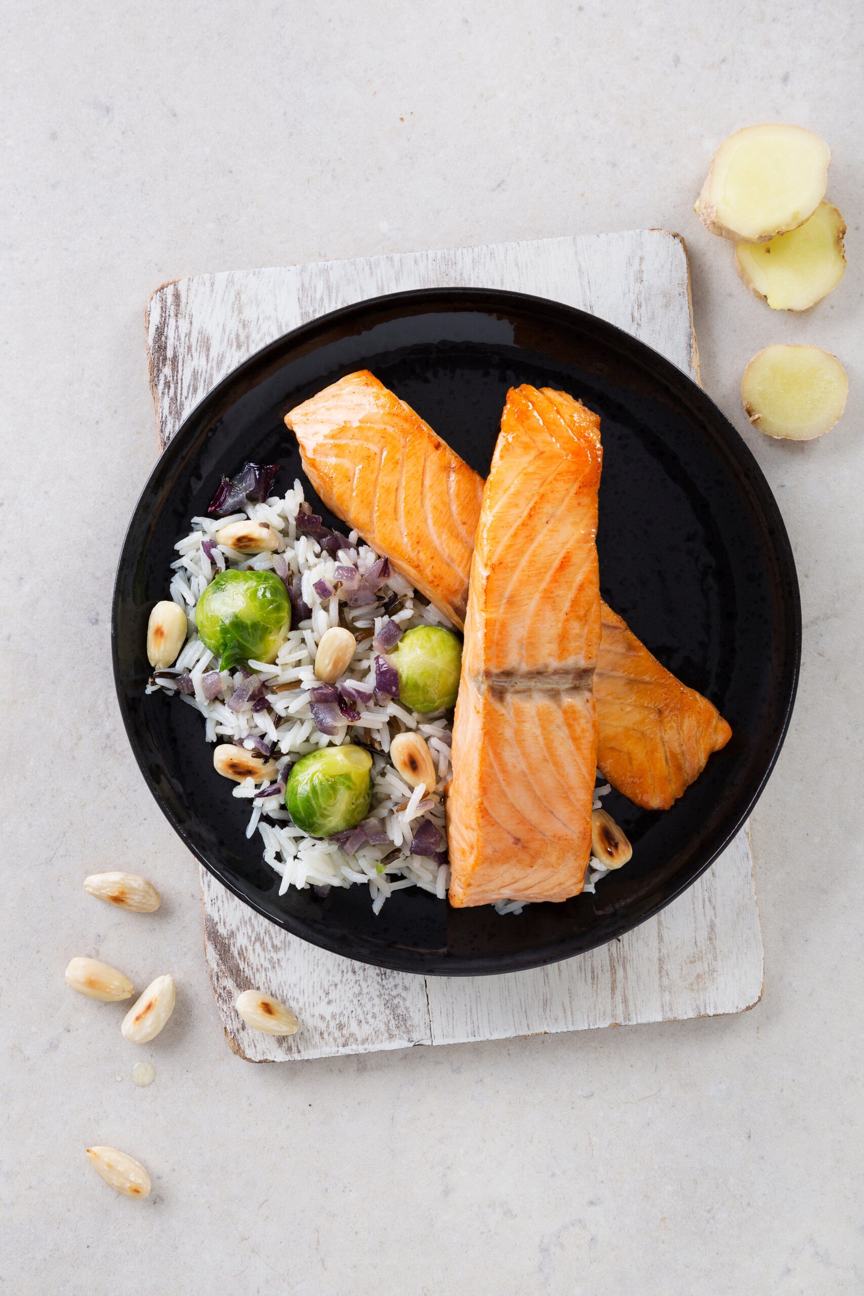 Salmón con arroz salvaje y verduras