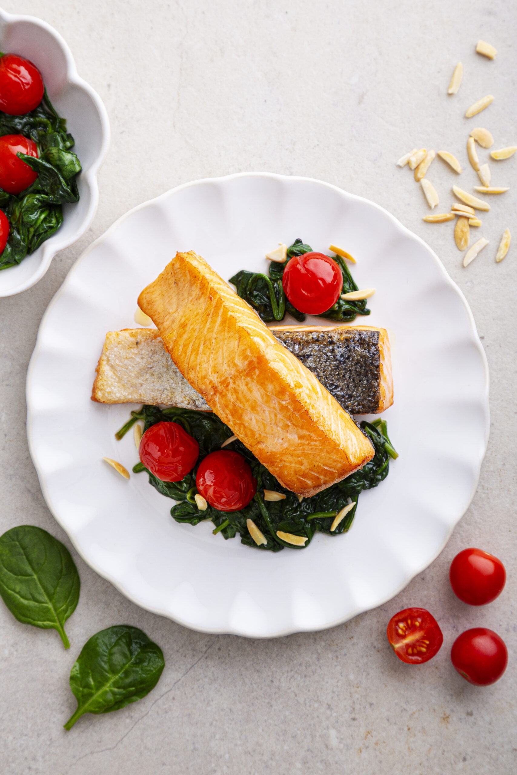 Salmón con espinacas, tomates y almendras