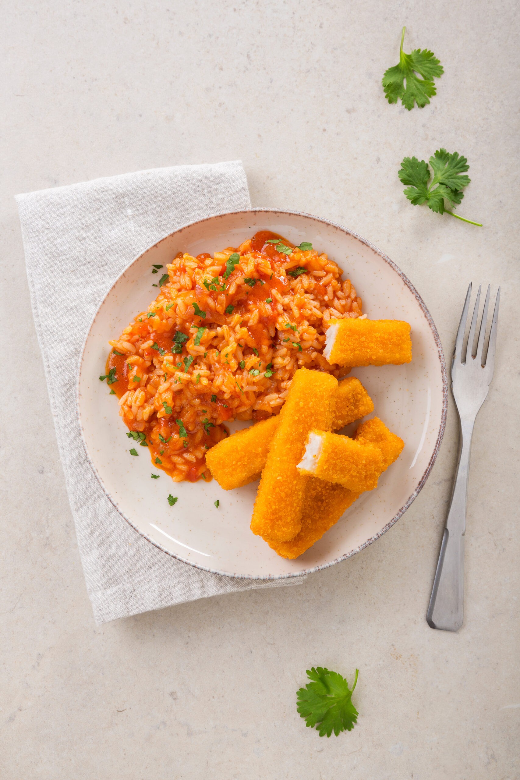 Varitas de merluza y arroz con tomate
