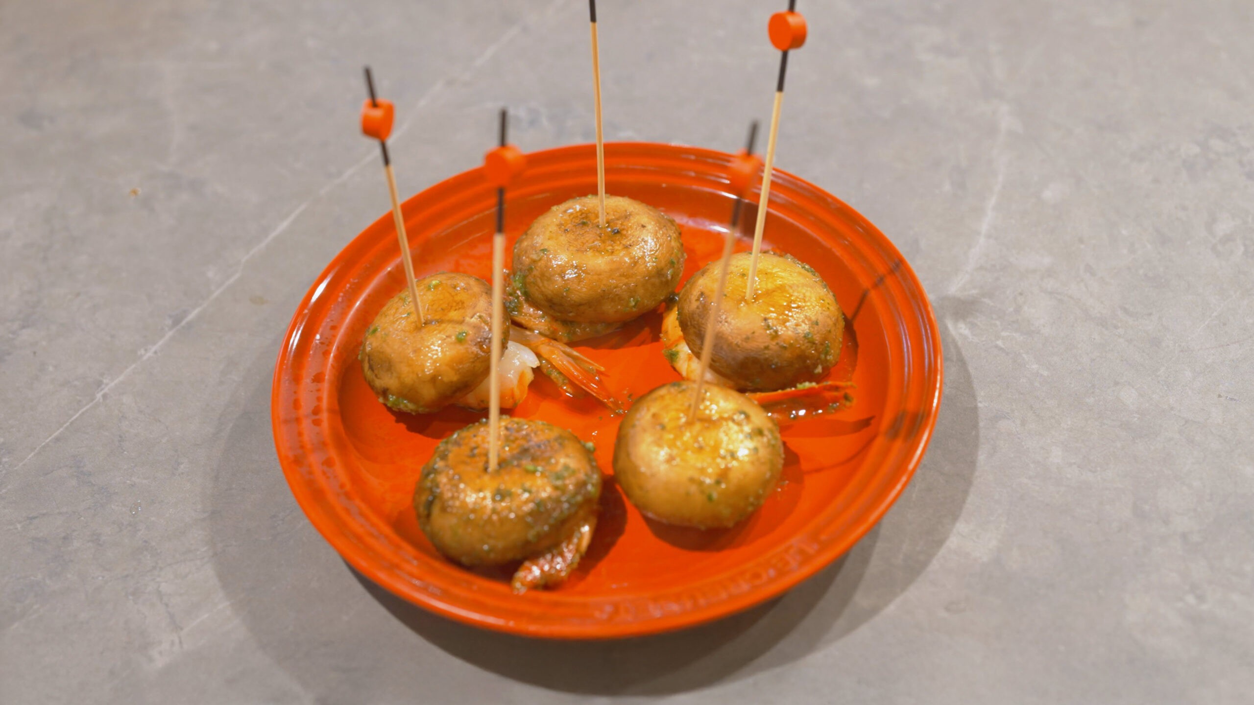 Pintxo de portobello invertido con gamba roja