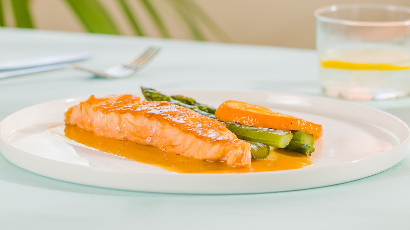 Salmón a la parrilla marinado con salsa de mostaza, miel y cítricos