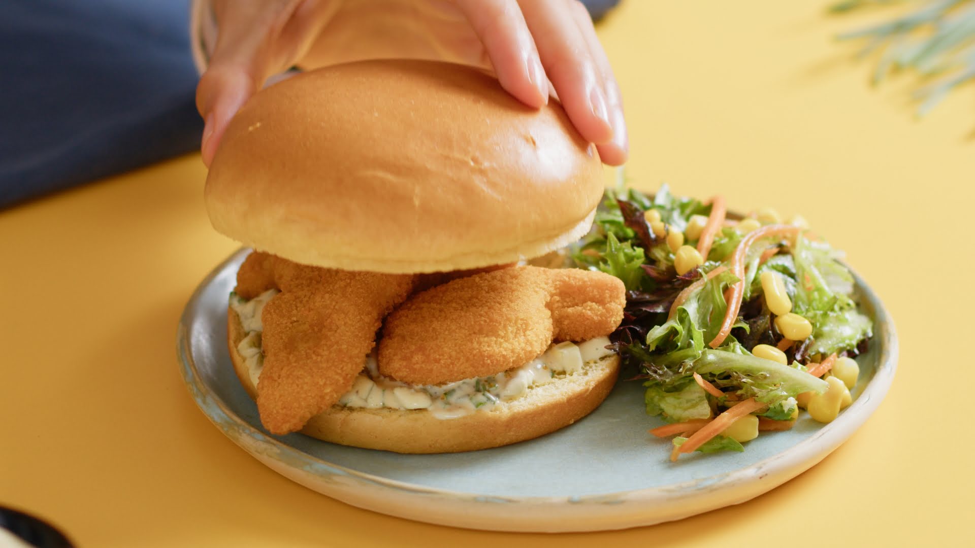 Burger de Peskitos con ensalada verde