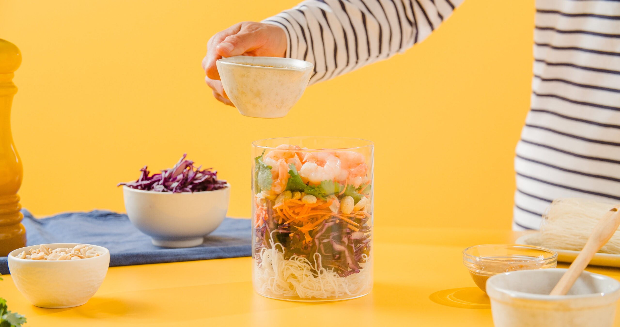 Ensalada Thai con langostinos en frasco