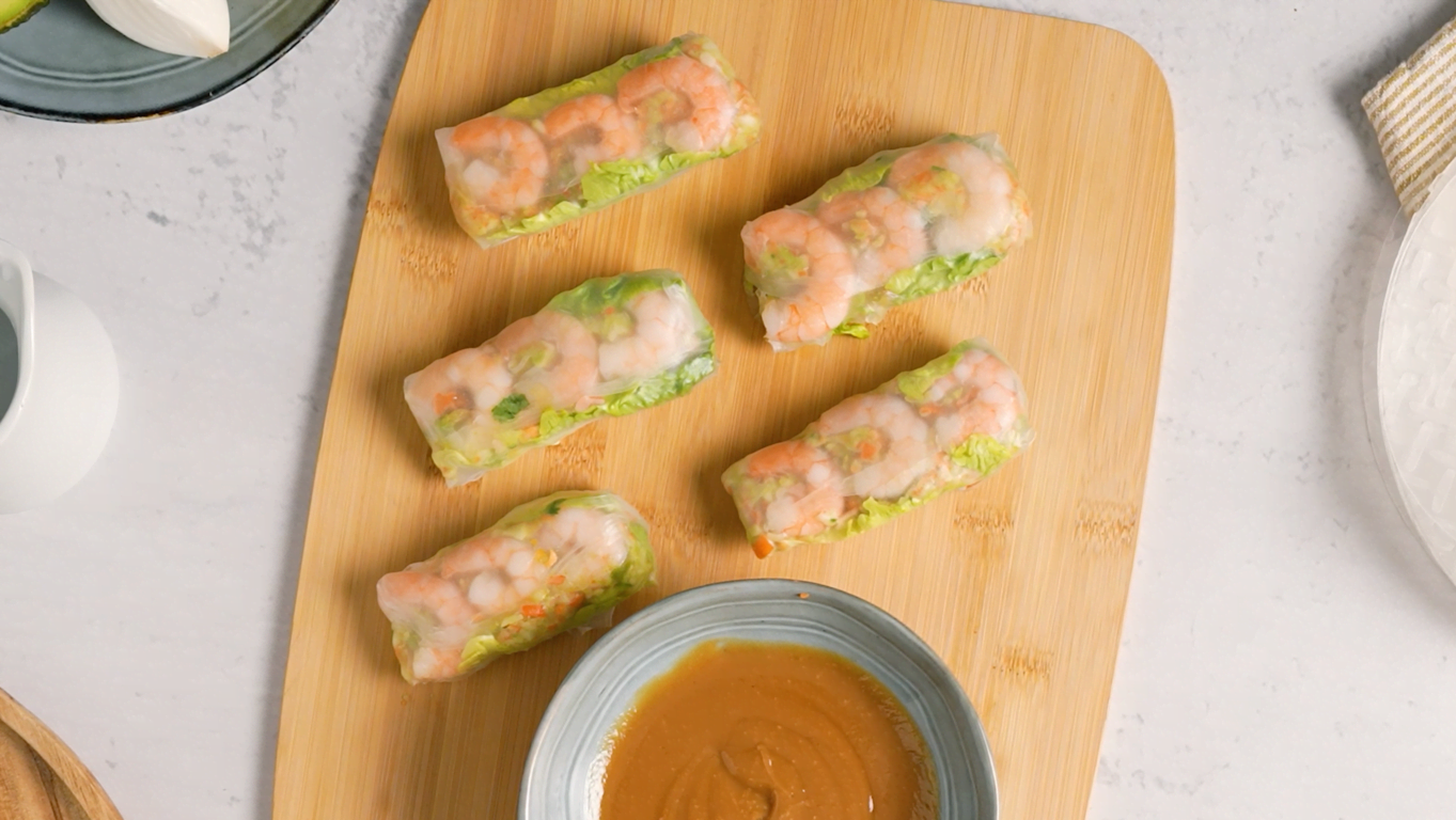 Rollitos vietnamitas con langostinos y salsa rápida de cacahuete sin gluten